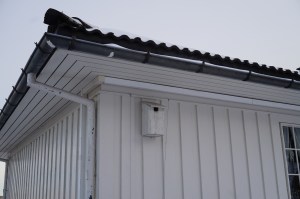 Rørtrasé (innkapslet) fra utedel retning mot høyre til innedel